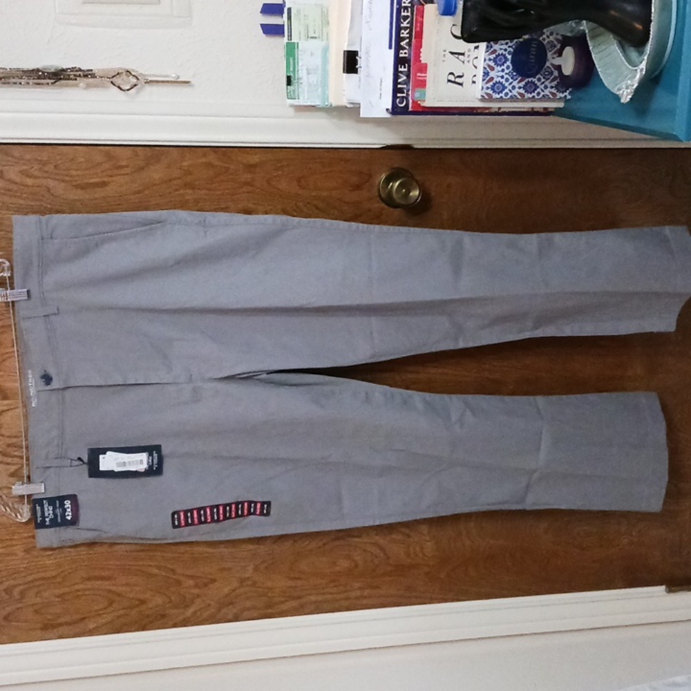 Roundtree & Yorke NWT 42X30 classic chino in khaki, hidden tech pocket